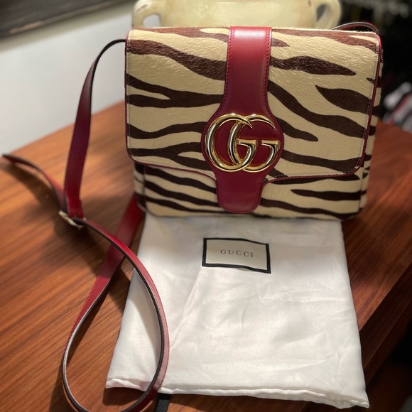GUCCI Arli Tiger Print Medium Shoulder Bag - Picture 11 of 12